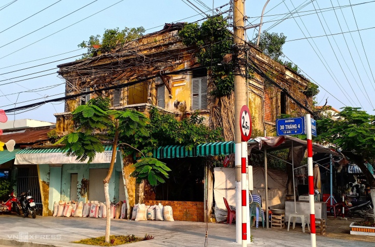 Loạt dinh thự trăm tuổi đổ nát ở miền Tây - 17
