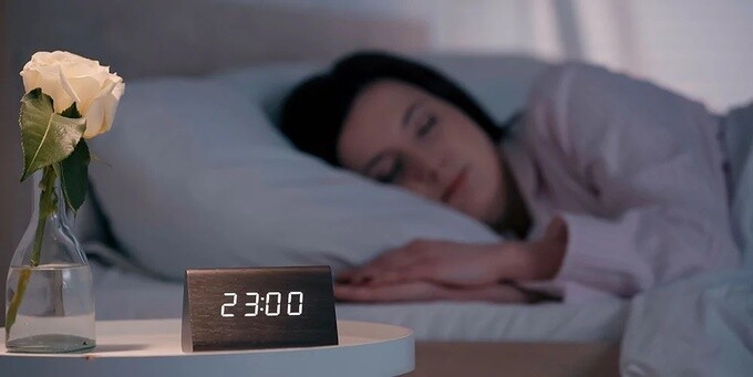 Thường xuyên thức sau 23h có thể làm rối loạn đồng hồ sinh học, giảm chất lượng giấc ngủ và đẩy nhanh quá trình lão hóa theo thời gian. Ảnh: Draliaba