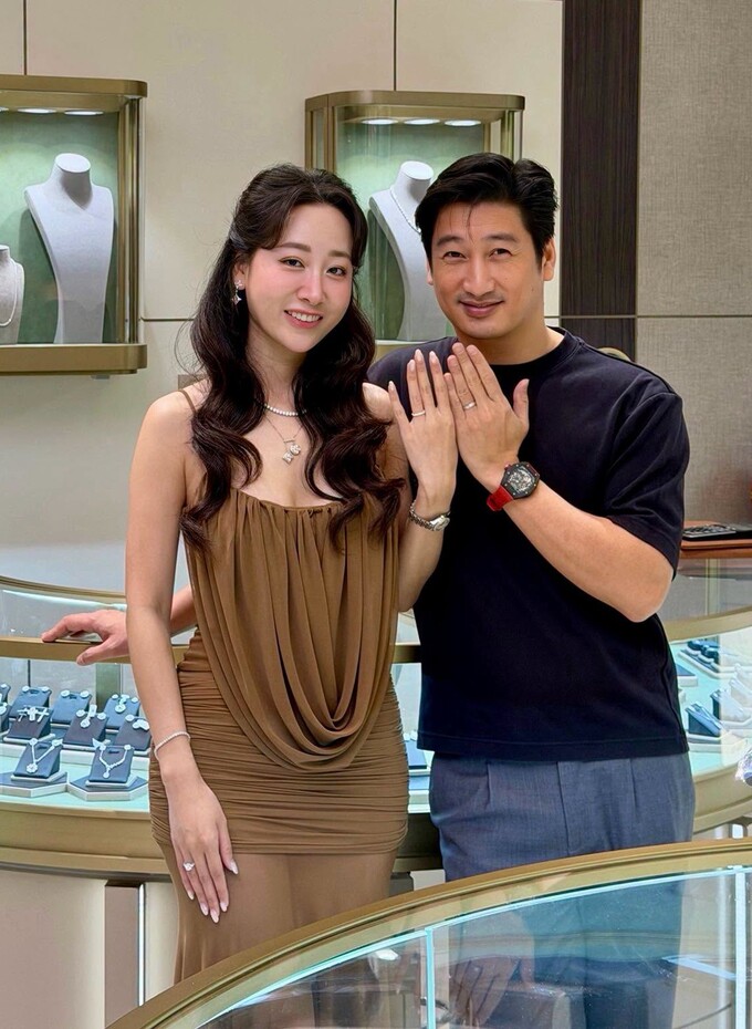 Ngọc Quỳnh và bạn gái khi đi chọn nhẫn cưới.