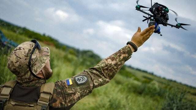 Người lính Ukraine điều khiển máy bay không người lái (UAV). Ảnh Interfax.