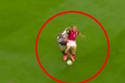 Thủ môn huyền thoại đòi huỷ bàn thắng kỷ lục của Messi