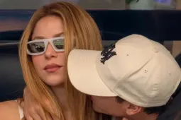 Nụ hôn dành cho Shakira trên khán đài World Cup gây sốt