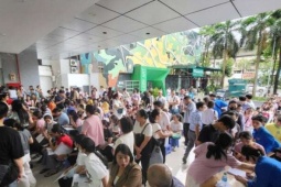 Phụ huynh xếp hàng dài nộp hồ sơ vào lớp 10 Trường THPT Kiến trúc, Hiệu trưởng giải đáp câu hỏi "nóng"