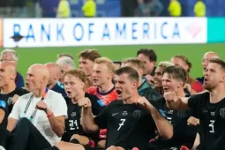 Màn chèo thuyền gây bão mạng của các 'chiến binh Viking' Na Uy sau trận thắng Senegal