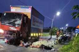 3 người đi trên một xe máy chết tại chỗ khi va chạm với xe tải trên đường