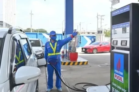 Xăng E10 'phủ' khắp nước, dầu sinh học bắt buộc sử dụng chưa?