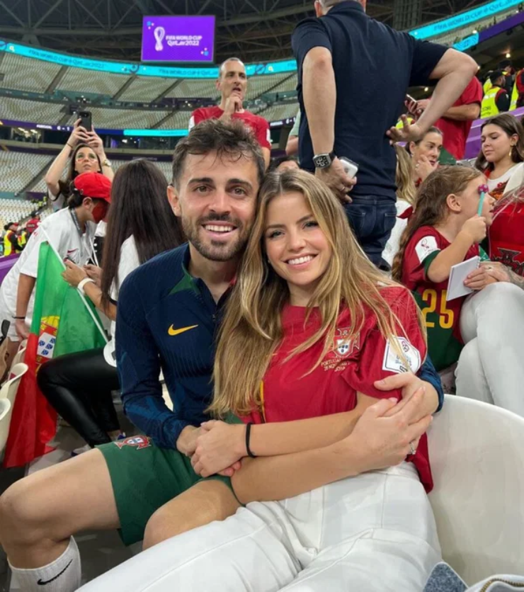 Ines Degener Tomaz (Vợ tiền vệ Bernardo Silva): Bông hồng nước Pháp mang vẻ đẹp thanh lịch, ngọt ngào đặc trưng của các sàn diễn thời trang cao cấp. Trái ngược với sự táo bạo của Georgina, Ines sở hữu nét dịu dàng, quý phái nhưng không kém phần quyến rũ, luôn mang đến cảm giác bình yên mỗi khi xuất hiện.
