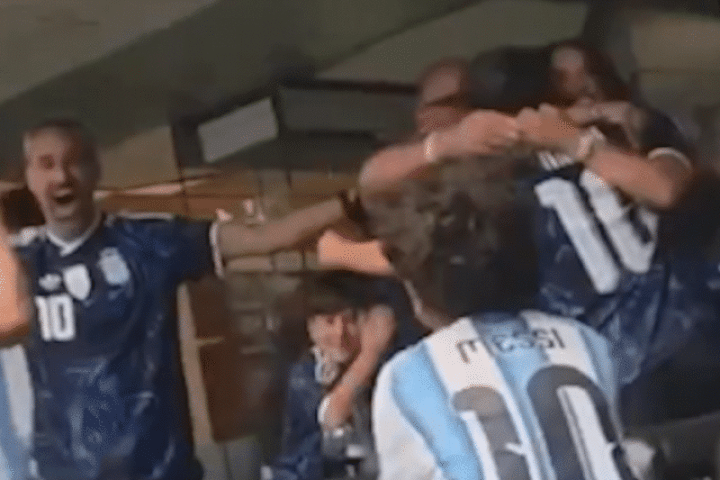 Gia đình Messi vỡ òa trên khán đài sau chiến thắng của Argentina