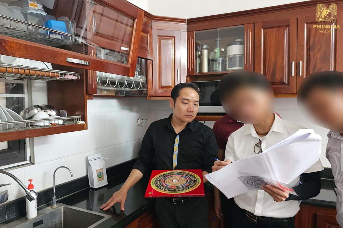 Master Phùng Phương tư vấn vị trí đặt bếp cho gia chủ
