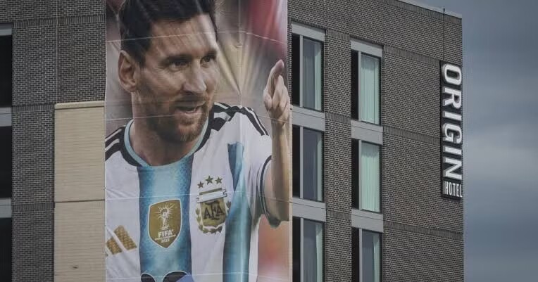 Hình ảnh Messi được in trên những tấm poster khổ lớn, thu hút sự chú ý của người hâm mộ. Ảnh: X.