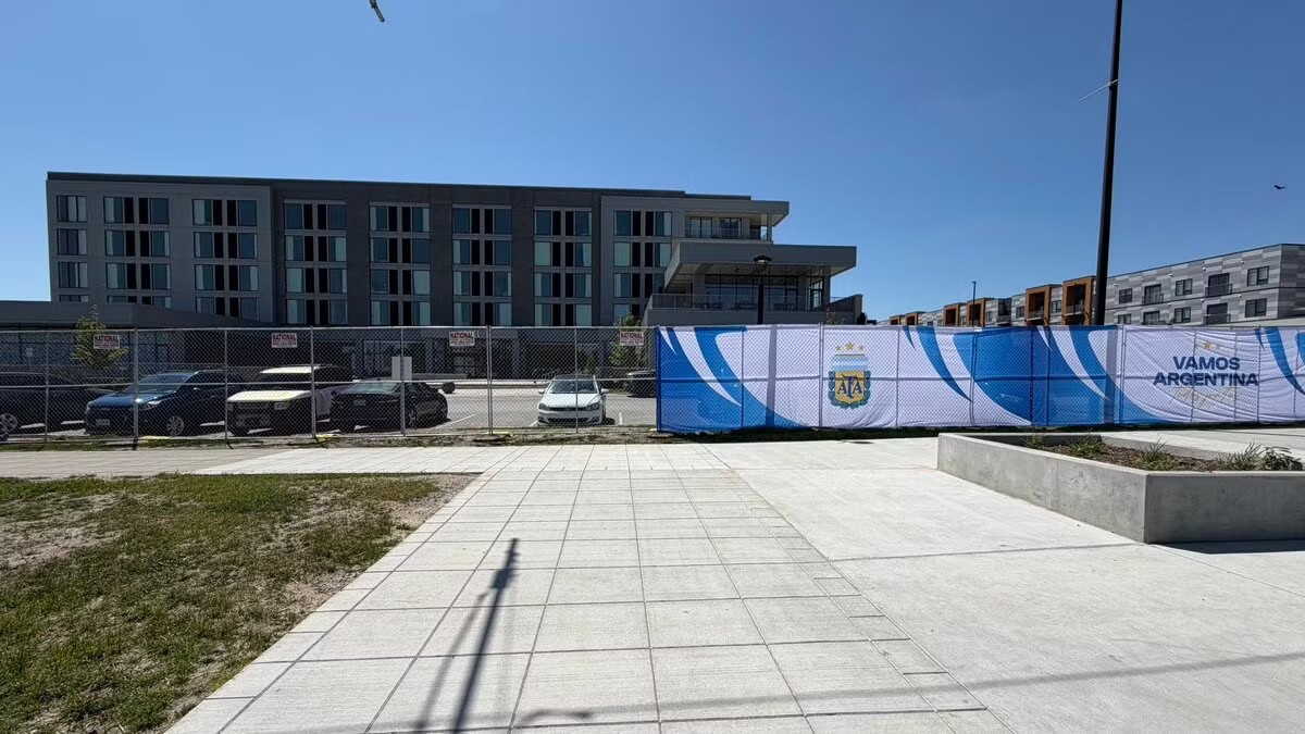 World Cup: Messi lưu trú khách sạn bình dân, Ronaldo ở resort siêu đắt đỏ - 2
