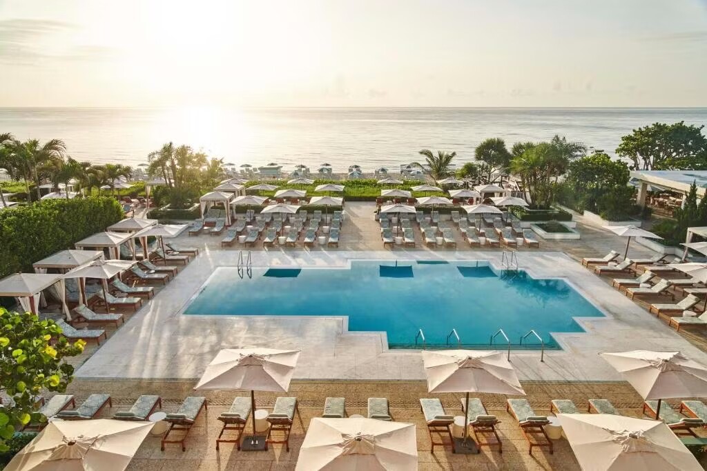 Bên trong Four Seasons Resort Palm Beach. Ảnh: Booking.
