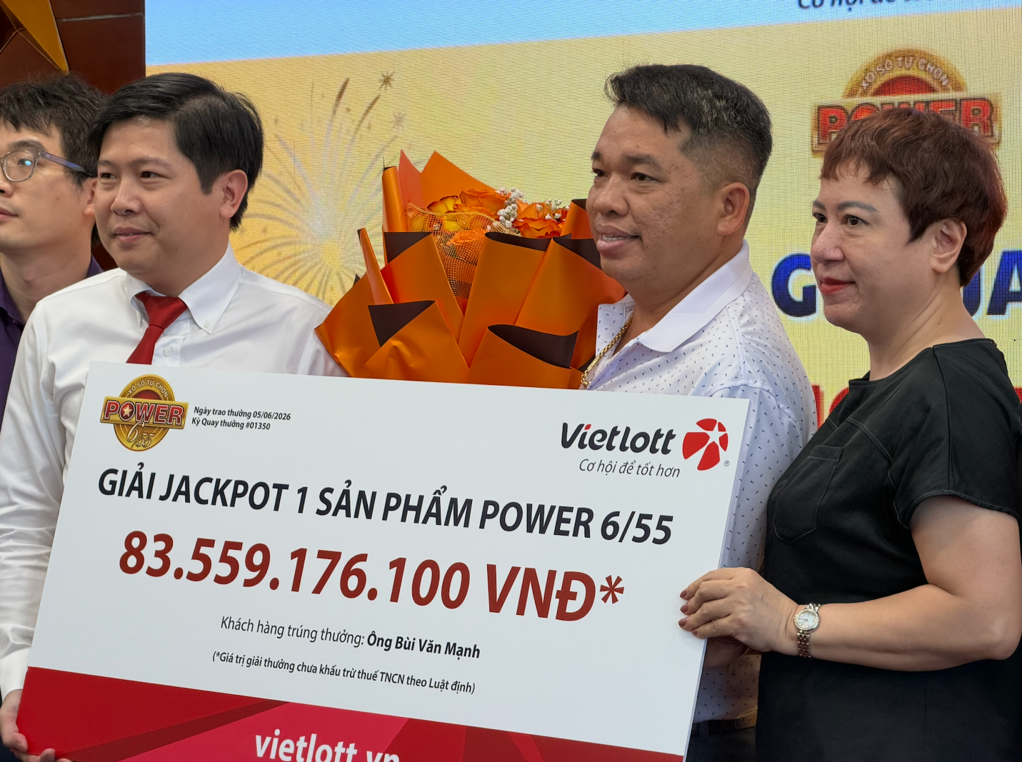 Ông Bùi Văn Mạnh cùng gia đình nhận giải Jackpot 1 Power 6/55 trị giá hơn 83,55 tỉ đồng, mức thưởng lớn nhất từ trước tới nay của một khách hàng công khai danh tính