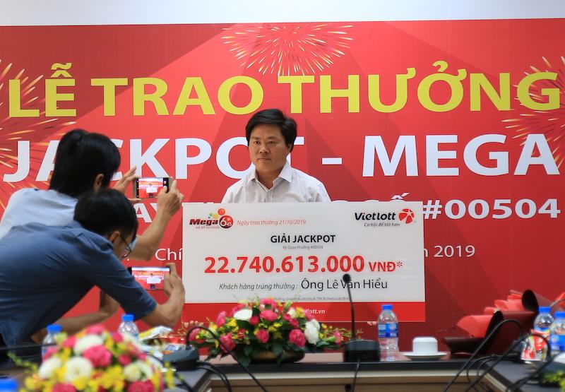 Ông Lê Văn Hiểu công khai danh tính khi nhận giải Jackpot Mega 6/45 trị giá hơn 22,7 tỉ đồng năm 2019