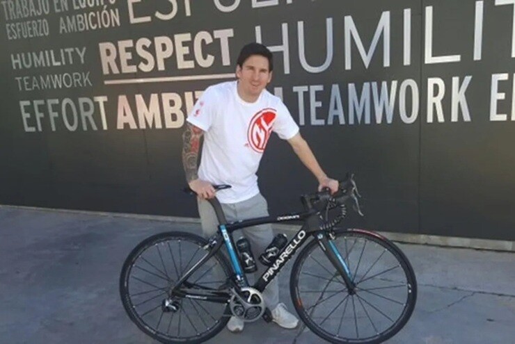 Messi vui vẻ bên chiếc xe đạp được tặng (Ảnh: cyclingweekly).