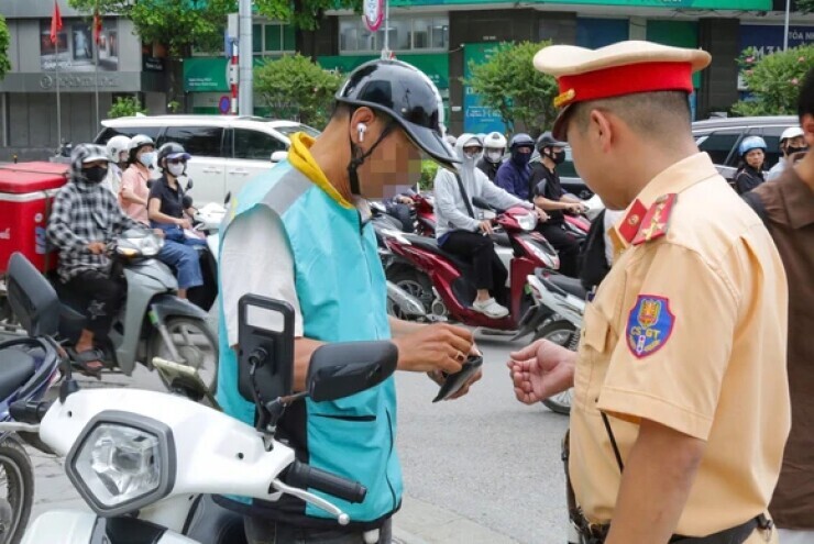 Ra đường vi phạm điều này, nhiều người đi xe máy bị phạt đến 1.000.000 đồng