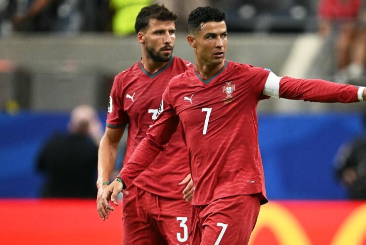 Siêu nhân Ronaldo thức tỉnh, Bồ Đào Nha đáng sợ hơn khi CR7 gạt bỏ cái "tôi"