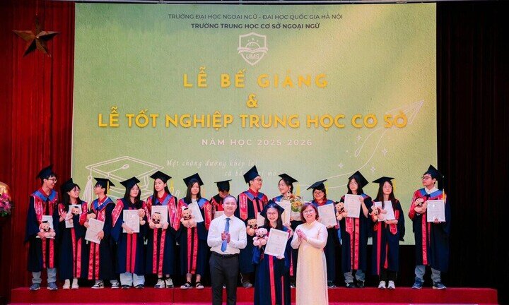 Phương Linh trong buổi lễ bế giảng năm học. (Ảnh: NVCC)