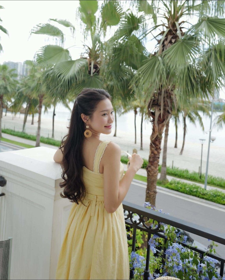 Gam vàng bơ (màu vàng bơ) đang được nhiều chuyên gia thời trang nhận định là một trong những màu sắc nổi bật nhất của mùa hè 2026 nhờ cảm giác sáng tươi, nhẹ nhàng và dễ tôn da.