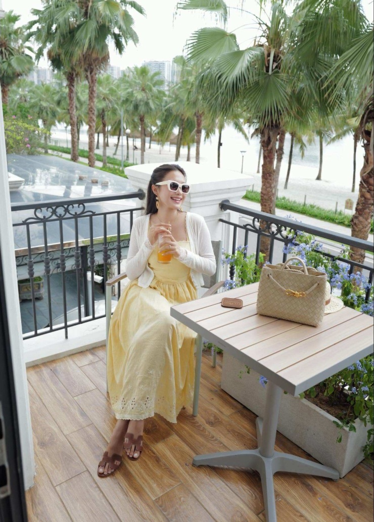 Người đẹp gốc Hà thành hoàn thiện oufit bằng kính mát gọng trắng, túi xách xách là cùng một đôi sandal tối giản.