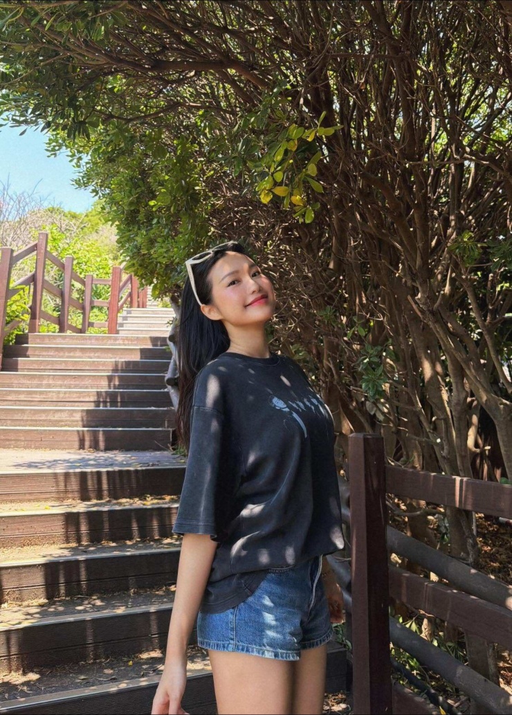 Áo thun oversized kết hợp quần short denim xanh là công thức "chân ái" của những chuyến du lịch mùa hè.
