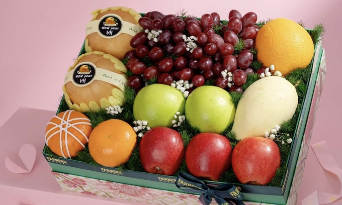 Trái cây ngoại chiếm phần lớn trong giỏ quà biếu tại các cửa hàng trái cây. Ảnh: Farmers Market
