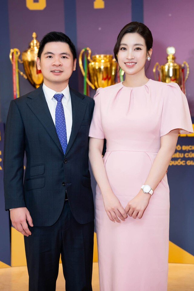 Hồi đầu tháng 6, Đỗ Mỹ Linh đăng ảnh chụp cùng chồng và gửi lời chúc mừng nhân dịp kỷ niệm 20 năm thành lập Câu lạc bộ bóng đá Hà Nội.