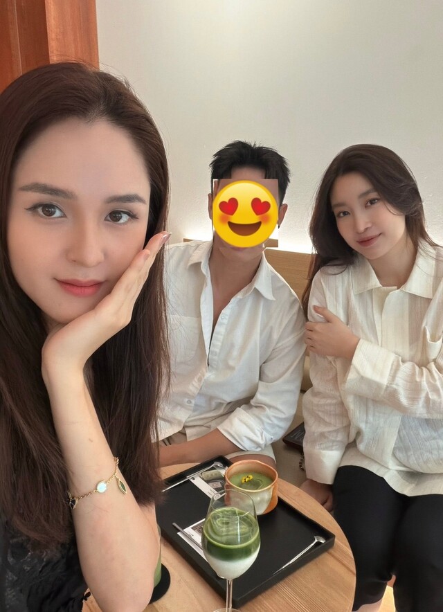 Đỗ Mỹ Linh hẹn hò cùng Á hậu Hoàng Anh và bạn bè. Dù gương mặt trông đầy đặn, vóc dáng "có da có thịt" hơn nhưng nàng hậu vẫn rất xinh xắn, cuốn hút.