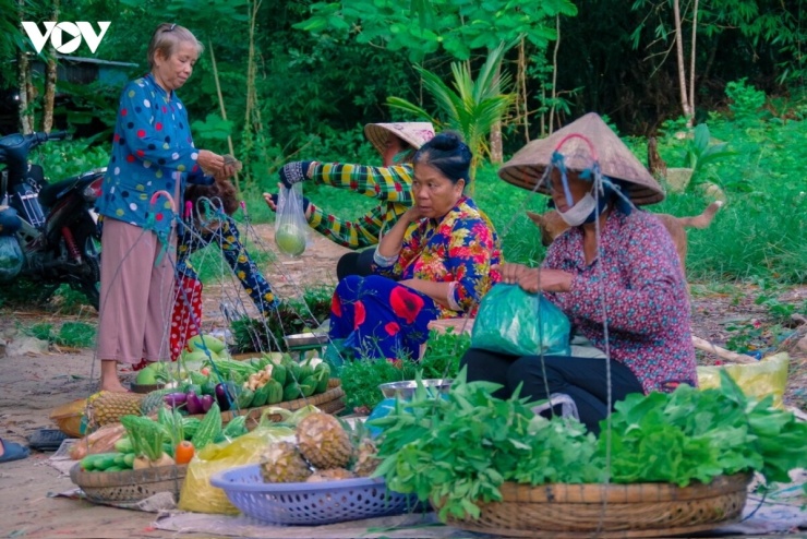Chợ mây Núi Cấm còn là không gian sinh hoạt văn hóa đậm chất tình người. Tại đây, người ta không chỉ trao nhau mớ rau, con cá mà còn nán lại để chia sẻ những câu chuyện đời thường, san sẻ kinh nghiệm làm ăn và gửi trao những lời hỏi han ân cần, mộc mạc.