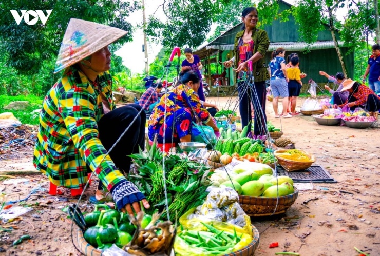Bà Châu Liêm (60 tuổi) cho biết: “Ở đây, chúng tôi chủ yếu mang ra bán những nông sản tự trồng trong vườn như rau, củ, quả. Đời sống trên núi phần nhiều là tự cung tự cấp. Vì quãng đường từ đỉnh núi xuống đồng bằng khá xa xôi, nên bà con thường mang đồ tự trồng ra chợ để trao đổi, mua bán chéo những vật phẩm thiết yếu hàng ngày”.