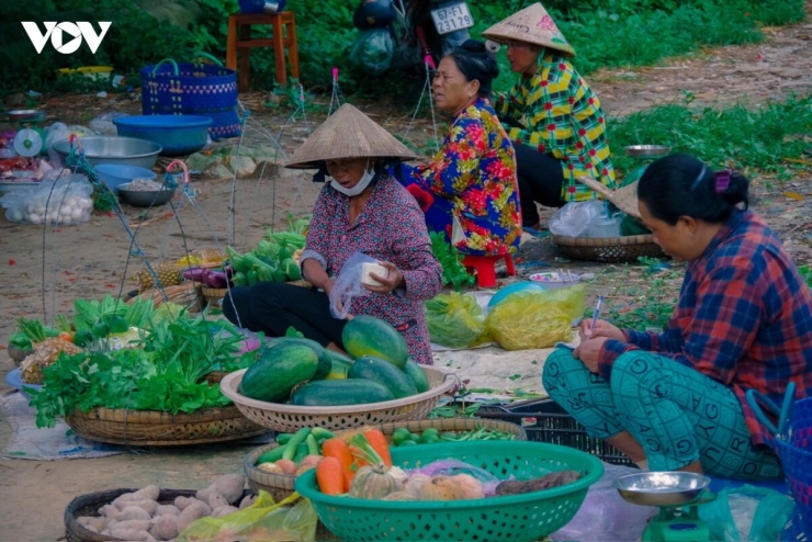 Bà Nguyễn Thị Mận (69 tuổi, ngụ xã Núi Cấm) tâm sự: "Tôi đã gắn bó với phiên chợ này gần 20 năm, từ thuở sơ khai khi đường sá lên núi còn trắc trở, khó đi".
