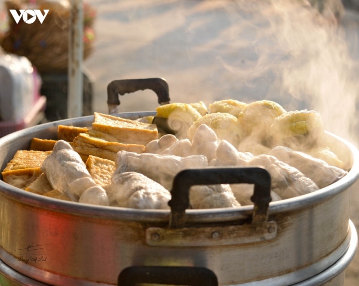 Khi lớp sương dần tan và chợ vãn người, những tiểu thương lại tiếp tục trĩu nặng quang gánh, rong ruổi khắp các ngõ ngách, con dốc trên đỉnh núi để bán cho nhà dân và khách du lịch. Nhịp mưu sinh ấy chỉ dừng lại khi hàng hóa đã vơi, họ mới men theo triền dốc xuôi về nhà.