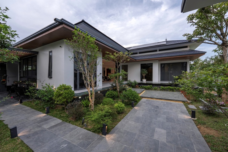 Ngôi nhà nằm tại huyện Nghi Xuân, Hà Tĩnh, trên khu đất rộng 525 m2, kích thước 21 m x 25 m. Chủ nhà mong muốn có không gian sống yên tĩnh, kết nối thiên nhiên, đồng thời thích nghi với khí hậu miền Trung.