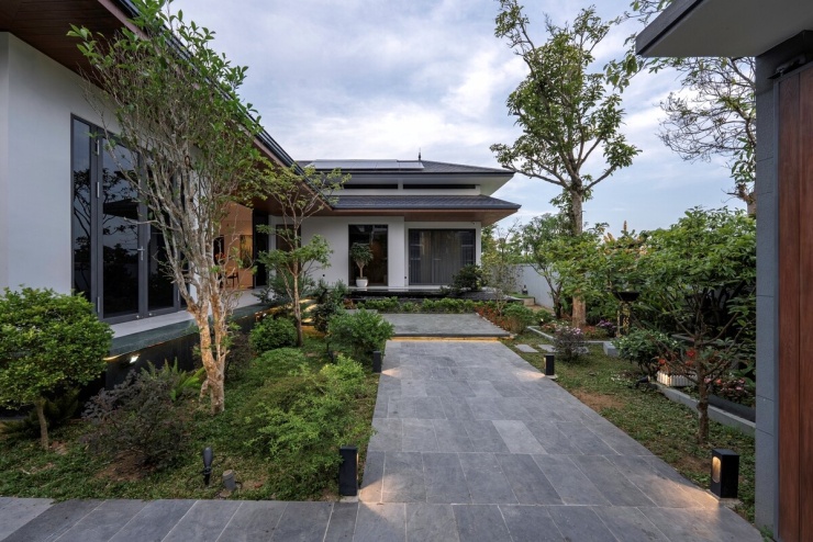 Các kiến trúc sư chọn xử lý phần mái, với lớp đệm không khí giữa mái và trần, kết hợp hệ đối lưu gió liên tục, giúp giảm bức xạ nhiệt cho ngôi nhà.