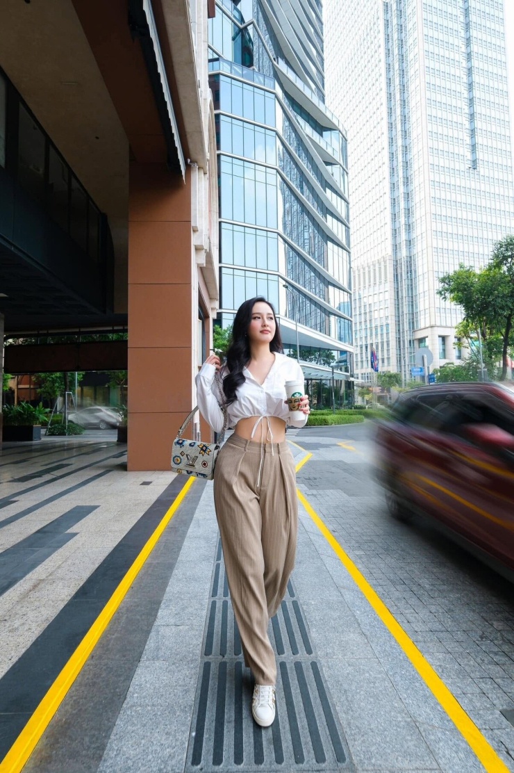 Mai Phương Thúy chuộng mặc hở eo dạo phố - 9