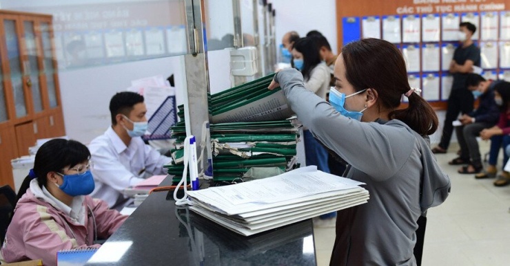 Người dân làm thủ tục hành chính