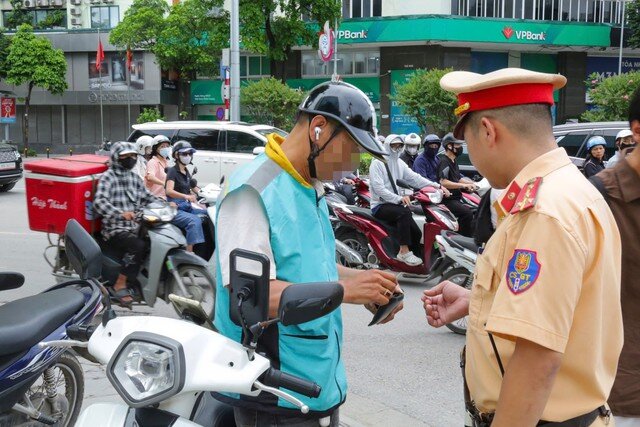 Phần lớn người vi phạm là tài xế xe ôm công nghệ sử dụng điện thoại hoặc thiết bị âm thanh trong quá trình điều khiển phương tiện. Ảnh: CACC