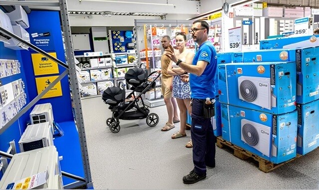 Một nhân viên bán hàng đang giới thiệu hệ thống điều hòa không khí gia đình cho một cặp vợ chồng tại cửa hàng Castorama ở Bondues, Pháp, ngày 26/5/2026. Ảnh: PASCAL BONNIERE/VOIX DU NORD/MAXPPP