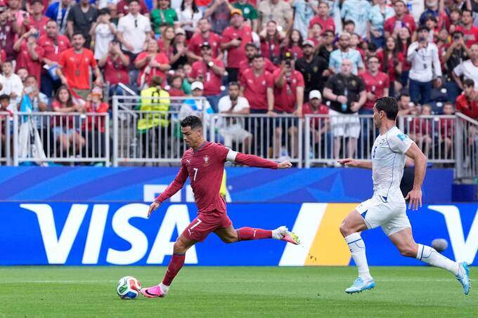 Cristiano Ronaldo (số 7) ghi bàn nâng tỷ số lên 3-0 trong trận Bồ Đào Nha thắng Uzbekistan ở bảng K World Cup 2026, tại Houston, Mỹ ngày 23/6. Ảnh: AP