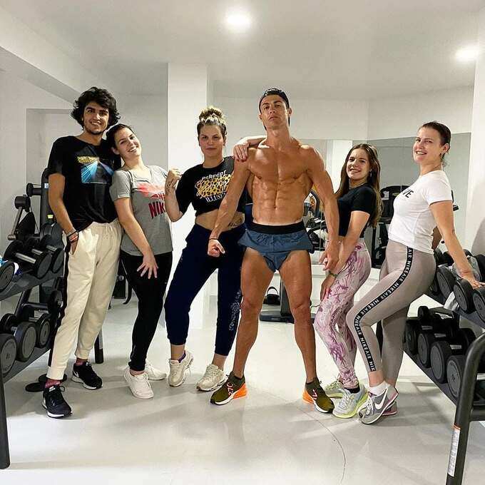 Ronaldo chụp cùng chị cả Elma (thứ ba từ trái sang) và chị hai Katia (ngoài cùng bên phải) tại phòng tập cá nhân của anh năm 2020.