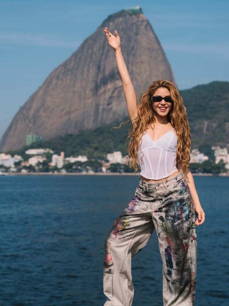 Gu mặc nổi loạn của 'Nữ hoàng nhạc World Cup' Shakira - 1