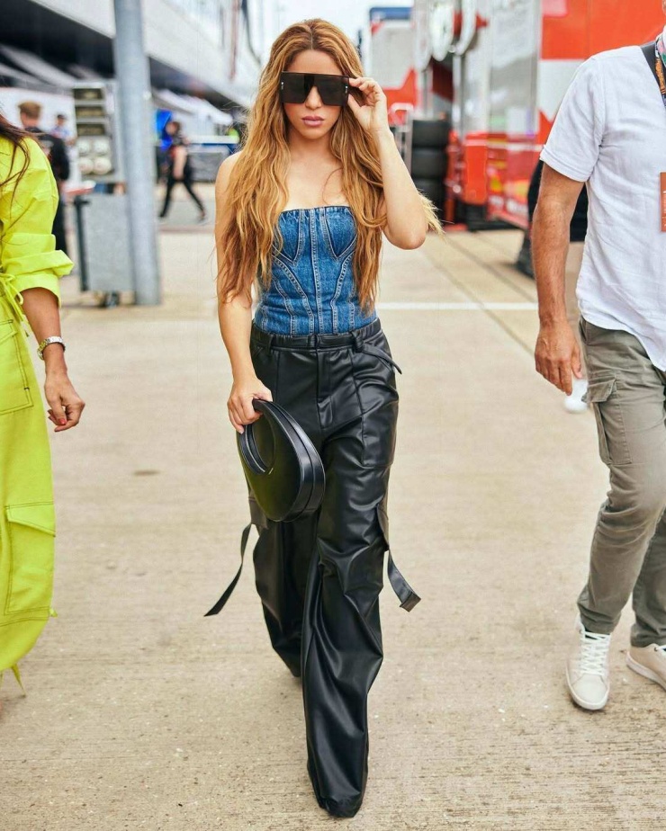 Gu mặc nổi loạn của 'Nữ hoàng nhạc World Cup' Shakira - 8