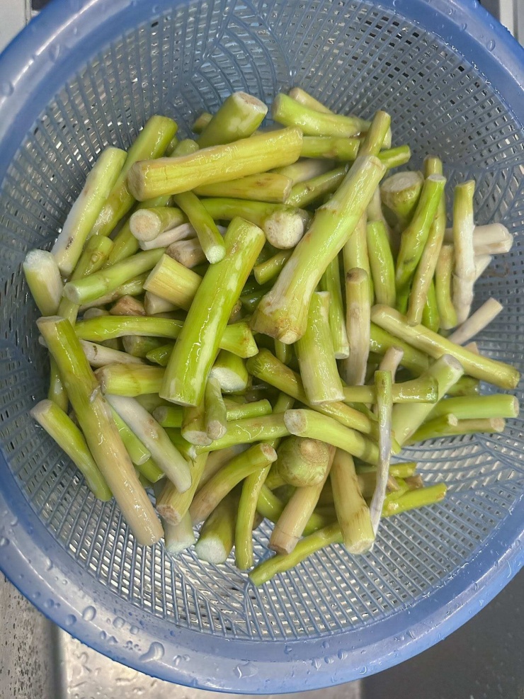 Ngó khoai rửa sạch, để ráo