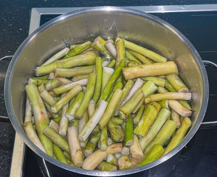 Đun sôi nước cho ngó khoai vào đảo đều tầm 1-2 phút rồi bỏ ra cho ráo nước