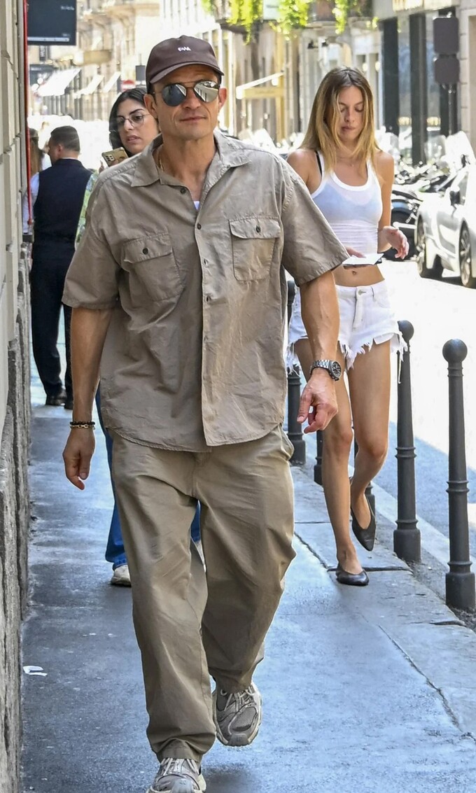 Orlando Bloom và bạn gái (phải) tại Milan. Ảnh: Backgrid