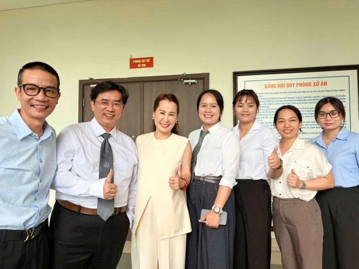 Nhạc sĩ Giáng Son, Nguyễn Vĩnh Tiến cùng các luật sư đồng hành trong vụ kiện tranh chấp bản quyền "Giấc mơ trưa". Ảnh: FBNV
