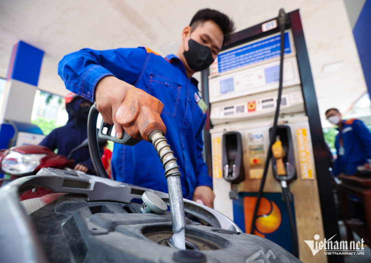 Bộ Tài chính đề xuất kéo dài thời gian giảm thuế với mặt hàng xăng dầu. Ảnh: Thạch Thảo&nbsp;