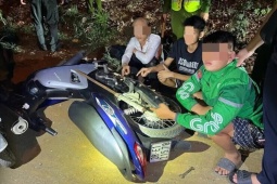 Thiếu niên 17 tuổi lái xe trong tình trạng phê ma túy, mang theo kiếm trên Quốc lộ 6