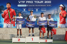 Phạm La Hoàng Anh lần đầu chạm tay cúp vô địch VTF Pro Tour 200