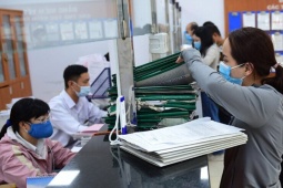 Nữ cán bộ yêu cầu 2 con của cụ 97 tuổi lên trung tâm làm ủy quyền là đúng hay sai?
